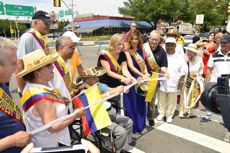 Melinda Katz, presidenta del Queens, cortando la cinta en compañía de otros políticos como el senador estatal José Peralta y organizadores del Desfile Colombiano de Nueva York.