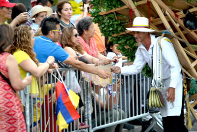 Algunos silleteros saludaron al público y también recibieron propinas.