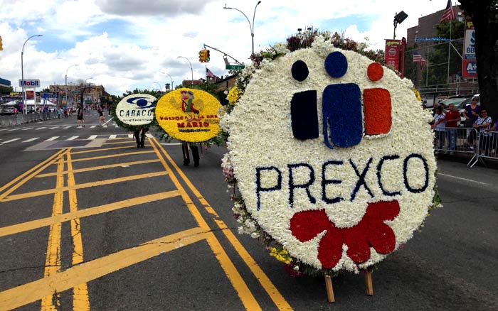 Algunos de los arreglos florales alusivos a empresas. 