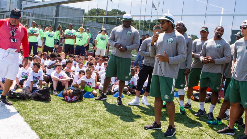 350 niños de las comunidades de Nueva York y New Jersey aprendieron sobre la buena conducta y jugaron fútbol americano con los rockies de los New York Jets ayer durante el NFL Play 60 Character Camp (Foto cortesía, New York Jets)