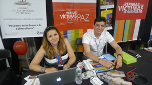 La mesa de información sobre restitución de tierras, punto clave del proceso de paz, atendida por Marcela Cuellar y Julián Canelo. 