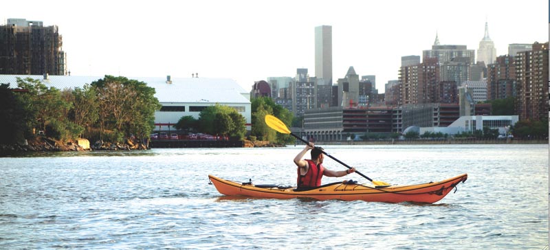 Montar en kayak o canoa se ha popularizado en NYC que posee 160 millas de ríos, bahías, arroyos y océano. La mejor forma de disfrutar del paisaje y visitar los recursos naturales que posee la Gran Manzana. Esta foto fue tomada en el East River, en Long Island City, cerca al Parque Sócrates. Foto Javier Castaño