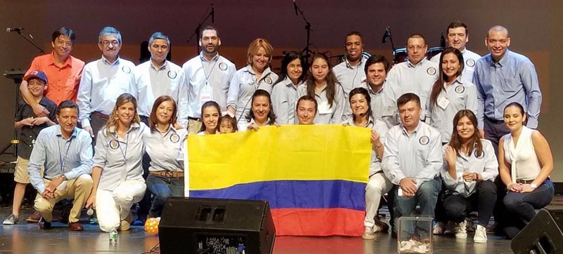 Los organizadores de la feria en LaGuardia, encabozados por María Isabel Nieto, Cónsul General de Colombia en Nueva York, quien está acurrucada, segunda desde la izquierda. Foto cortesía