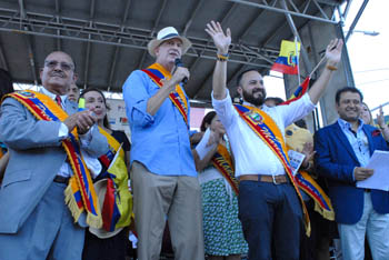 En la tarima oficial del desfile, desde la izquierda, Osvaldo Guzmán, el alcalde Bill de Blasio y el asambleísta Francisco Moya.
