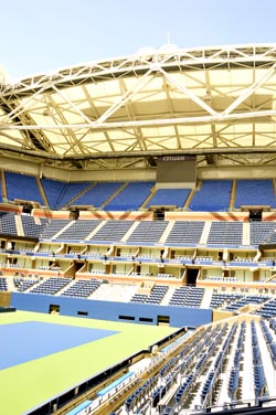 El interior del estadio Arthur Ashe en donde se juega el Abierto de Estados Unidos.