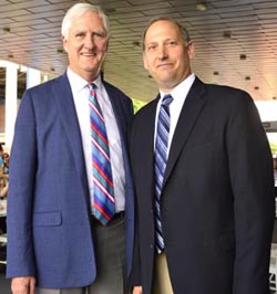 Gordon Smith (izq), director ejecutivo de la Asociación de Tenis de los Estados Unidos y Daniel Zausner, director de operaciones del Centro Nacional de Tenis 'Billie Jean King'. 