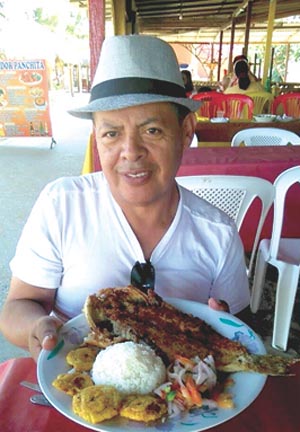 Juan Carlos Segarra con un plato típico andino. 