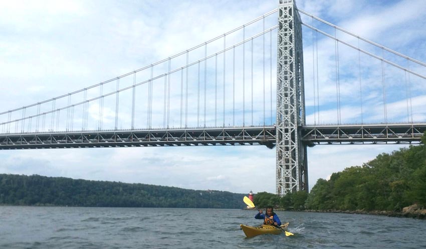 Javier Castaño enfrentando las corrientes y las olas cerca al Washington Bridge de Manhattan un día después del primer viaje de latino en kayak del NBBC. Foto cortesia de MKC