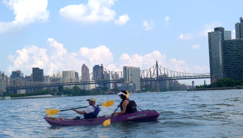Julio Malone y Diana Vargas con el puente de la calle 59, que comunica a Queens con Manhattan, en el fondo. 