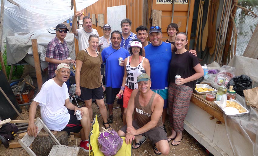 El grupo de latinos compartiendo en la sede del North Brooklyn Boat Club bajo la orientación de Monica y Robert Schroeder. Foto cortesía del NBBC
