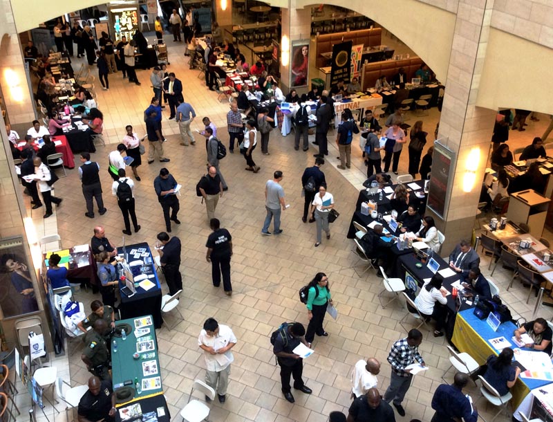 Toma del Queens Mall durante la feria de trabajo el jueves de esta semana.