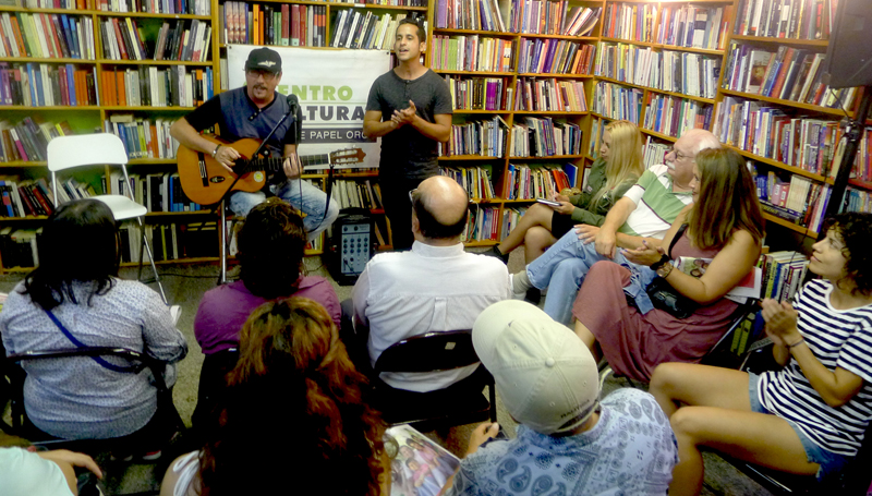 El músico Jesús Alvarez y el cantante 