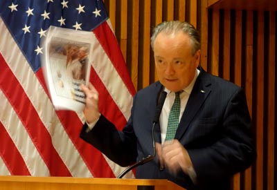 Stephen P. Davis mostrando las 30 páginas diarias de información de los periódicos de Nueva York. 