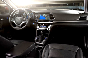 Por dentro el Hyundai Elantra del 2017 es muy espacioso.