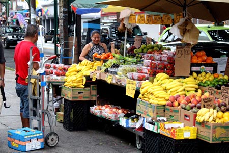 La venta de verduras y frutas en la calle es común en los vecindarios latinos de Queens.