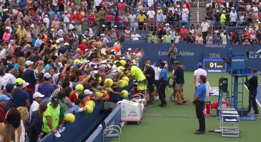 El argentino Juan Martín Del Potro firma autógrafos a los niños en el Louis Armstrong. "Esta cancha tiene mucha historia", dijo el campeón del Open 2009.