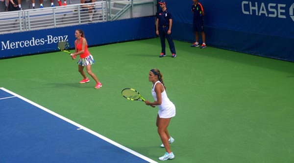 Mónica Puig, de blanco, y Mariana Duque-Mariño perdieron en primera ronda pero igual jugaron un buen partido. Foto Marcela Alvarez