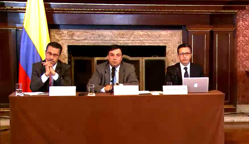 En conferencia con la prensa internacional, por intermedio del Internet, el Registrador Nacional del Estado en Colombia, Juan Carlos Galindo, dijo que el plebiscito del próximo 2 de octubre es especial y su único objetivo es “contestar con el Si o el No” ante una sola pregunta del presidente Juan Manuel Santos: "¿Apoya usted el acuerdo final para la terminación del conflicto y la construcción de una paz estable y duradera?". Dijo que las urnas estarán abiertas de 8 de la mañana a 4 de la tarde y “sabremos el resultado esa misma noche”. En Colombia hay más de 34 millones de personas con edad para votar y gana el que obtenga más votos habiendo pasado el umbral del 13% o 4 millones 536.999 votos. En la ciudad de Nueva York podrán votar aquellas personas inscritas para vota, quienes tenga la nueva cédula de ciudadanía o quienes sean jurados de mesa de votación. “Son notarios de la democracia” y por cada mesa debe haber un mínimo de dos jurados. Los colombianos podrán votar en la sede del Consulado de la calle 46 de Manhattan o en la escuela pública PS 69 de la calle 77 y la 37 avenida, en Jackson Heights, Queens. La publicación QueensLatino participó de esta conferencia de prensa. Foto Javier Castaño