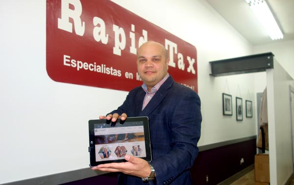 Guillermo de Jesús (CPA) en la oficina de Rapido Tax de Jackson Heights en donde se dictarán las clases para llenar planillas de impuestos.