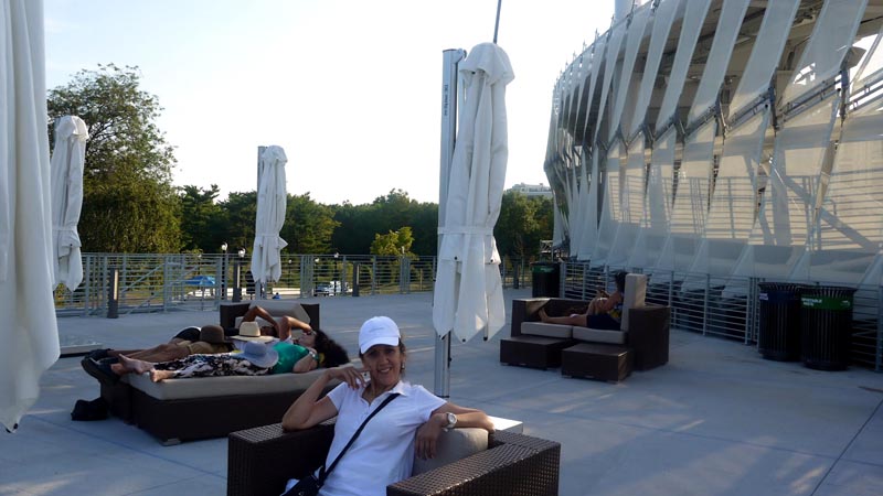 Lilian Rivera, colombiana fanática del tenis y que vive en Sunnyside, hace la pausa en el coqueto "lounge" del Grandstand. Foto Marcela Álvarez