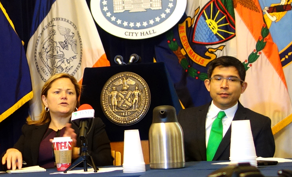 Los concejales Melissa Mark-Viverito y Carlos Menchaca en rueda de prensa con los medios étnicos de Nueva York. Foto Kiara García