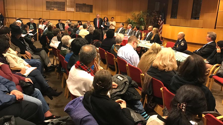 El concejal Daniel Dromm conduciendo la reunión en el Centro Judío a la cual asistieron representantes del Departamento de Transporte de la ciudad de Nueva York (DOT).
