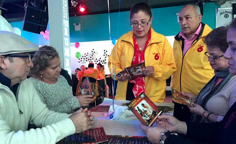 Celilia Carrera y Freddy Naranjo del Partido Social Cristiano, línea 6, conversando con sus compatriotas en el restaurante Sabor Latino de Queens.