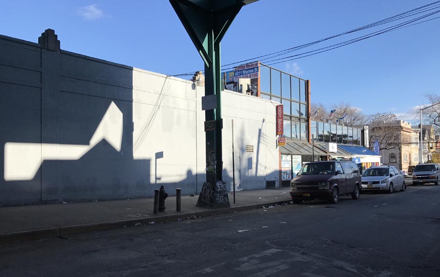 La calle Warren, cerca de la Roosevelt y Junction Boulevard, no tuvo los camiones que venden comida en la calle.