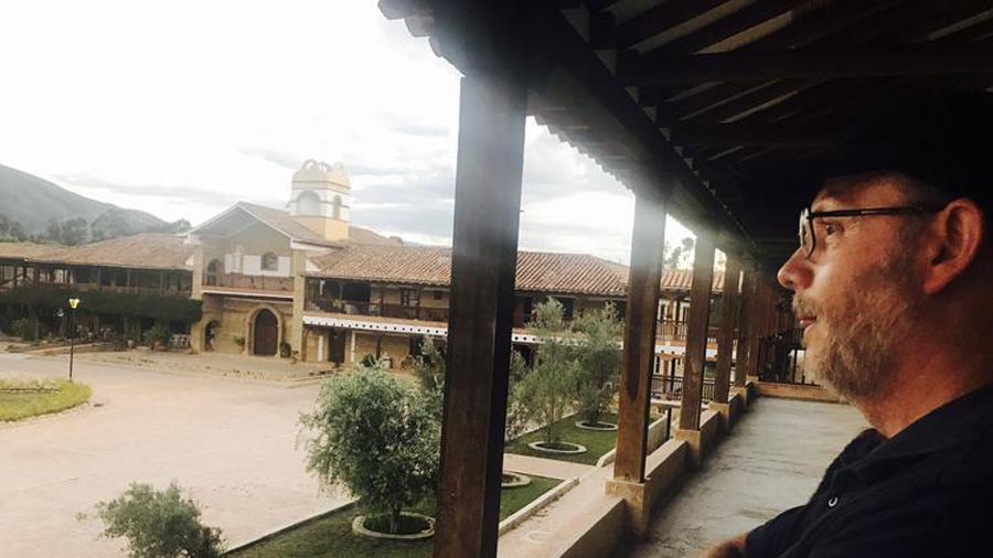 El fray José Arcesio Escobar observa las instalaciones de Ciudad de Dios.