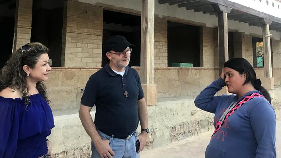 Maríluz Rodríguez, junto al sacerdote José Arcesio Escobar y Bethy Pérez, miembro del consejo administrativo de Ciudad de Dios.