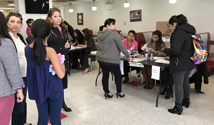 Los ecuatorianos de Nueva York acudieron en masa a votar en el Queens Colleges el domingo 19 de febrero. Fotos Javier Castaño