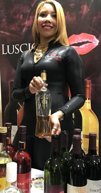 Promoción del vino Luscious en el Club Hermanos Unidos de Queens de la calle 103 de Corona.