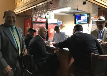 En el bar de Hermanos Unidos de Queens se vive el béisbol como en Dominicana. Foto Javier Castaño