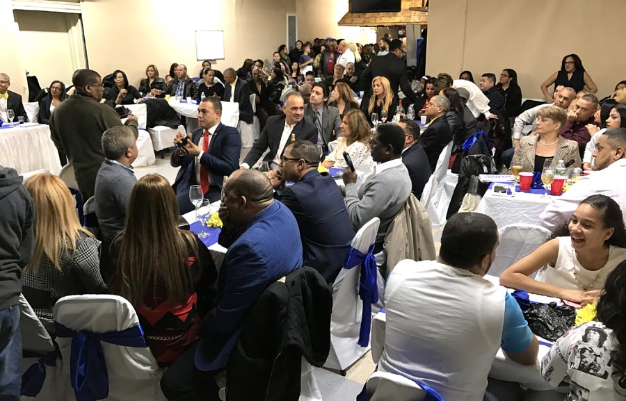 El ambiente durante la posesión de la nueva junta directiva de Hermanos Unidso de Queens en su sede de la calle 103 en Corona.