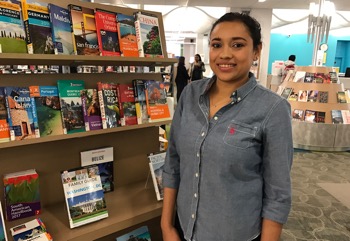 Yessica Santos en la biblioteca central de Jamaica.