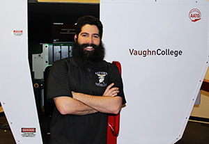Jonathan Hernánez practicando en el cimulador de vuelo del Vaughn College.