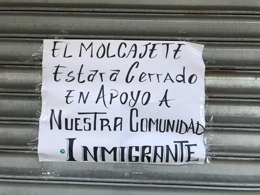 Letrero en solidaridad con los inmigrantes.