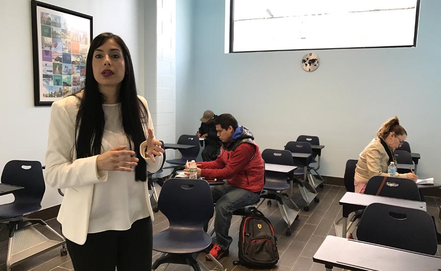 Alejandra Restrepo en uno de los salones de ZONI Language mientras algunos alumnos se inscribían para tomar las clases de inglés.