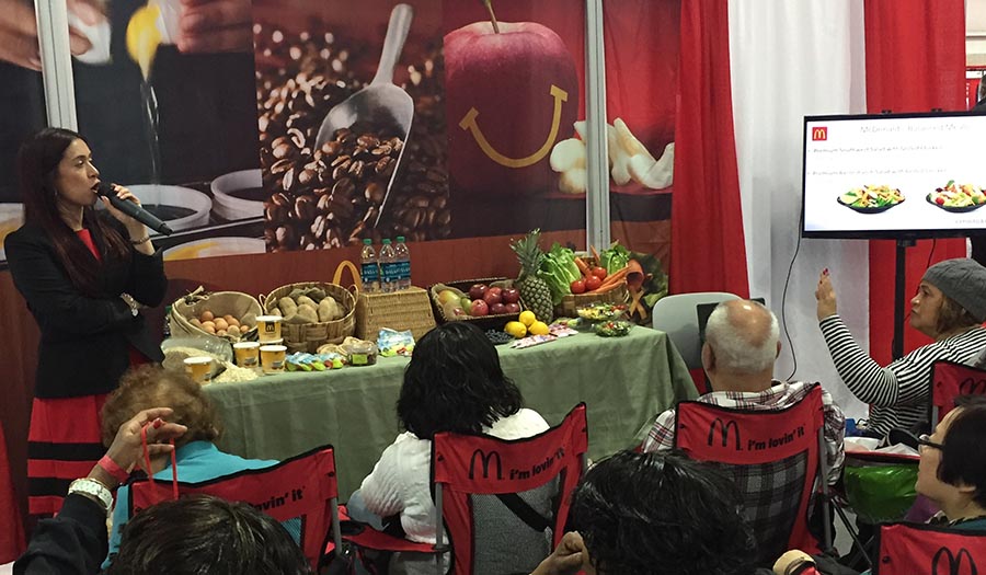 Sandra Arévalo, dietista-nutricionista registrada, hablando acerca de las varias opciones de comida equilibrada que los invitados de McDonald's pueden elegir.
