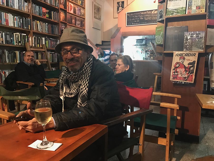 El intelectual Juan Camilo Jaramillo en la librería Luvina de Bogotá.