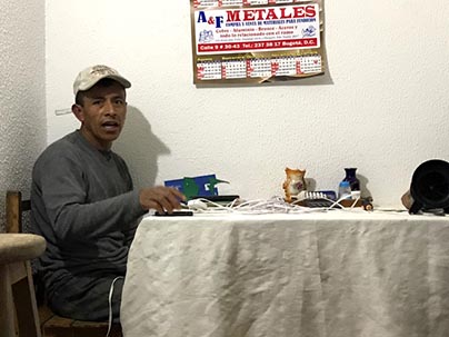 Héctor Julio León en una finca de Fusagasugá, en Cundinamarca.