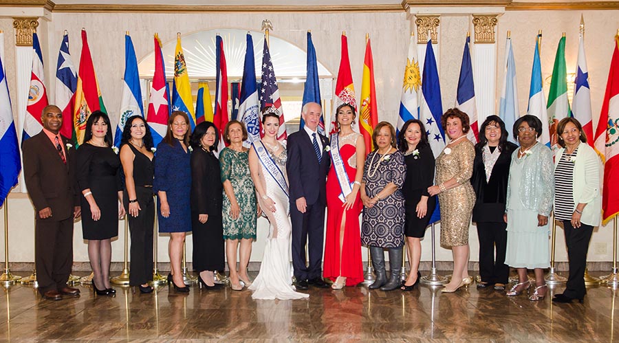 La nueva junta directiva del Desfile de la Hispanidad 2017-2019, además de La Reina Stefania Salinas y la Vi Reina Emelina Amores. Foto cortesía