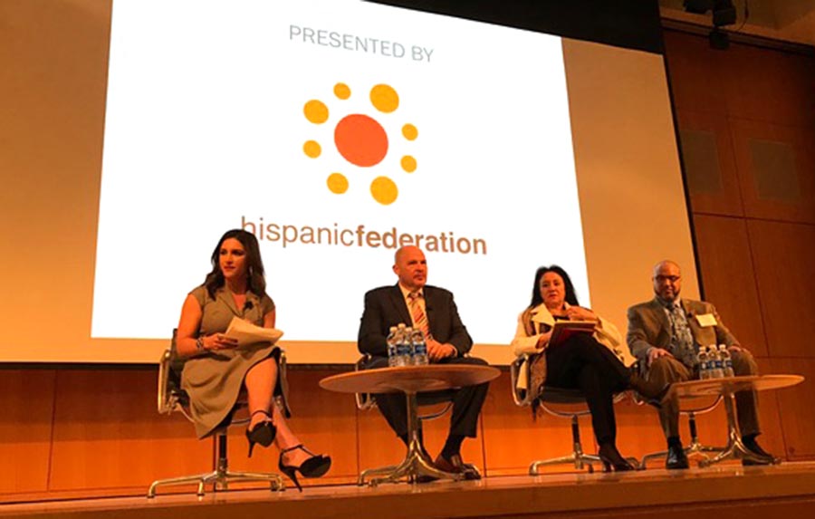 Katiria Soto de Univision 41, a la izquierda, fue moderadora del panel "Entre familia".