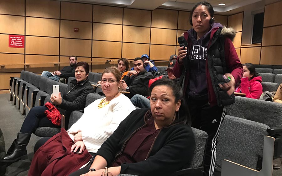 En primer plano, Clara Londoño y parada, Marisela Anaya.