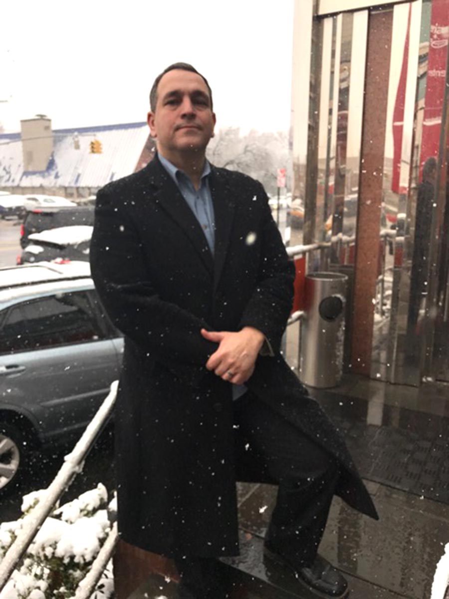 Hiram Monserrate bajo la nieve en el Jax Diner de Northern Boulevard y la calle 72, en Jackson Heights, Queens. Fotos Javier Castaño