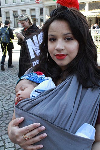 Yamileth Vasco con su hijo de un año durante la manifestació por mujer. Foto Humberto Arellano