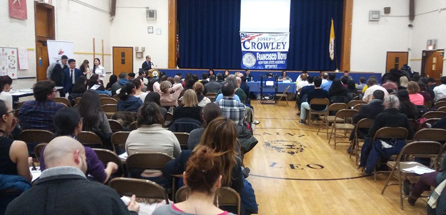 El público que asistió a informarse sobre inmigración a la iglesía Leo de Corona, Queens. Foto Guillermo Mogollán