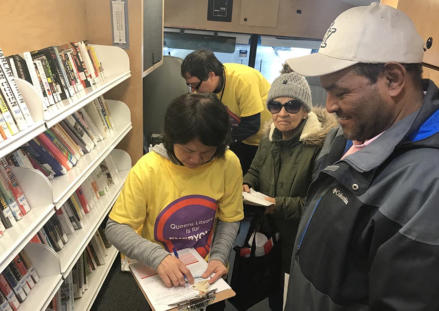 Carmen González y Carlos Céspedes recibieron ayuda en la biblioteca móvil que se instaló en la Roosevelt. 