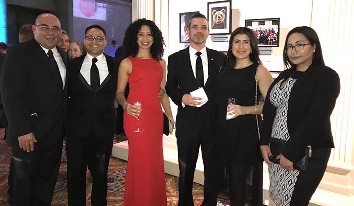 Durante la recepción en Cipriani Wall Street, desde la izquierda, Angel Vásquez de comunicaciones en Univision Canal 41, el abogado Ululy Rafael Martínez y su esposa Stephanie Cordero, Miss Universo Iris Mittenaere, Brendan Sexton, director político del sindicato de trabajadores de supermercados UFCW Local 1500 y su esposa Jessica Ramos, encargada de la prensa étnica en la Alcaldía de Nueva York, y la estudiante de enfermería Laura Castaño.