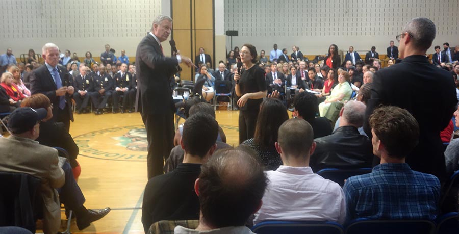 Al centro, la comisionada del Departamento de Transporte de Nueva York (DOT), Polly Trottenberg, respondiendo preguntas de la gente.